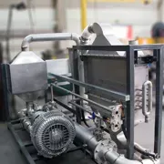 Kompakte Sonderanlage mit Motor, Rohrleitungen und Steuerungseinheit.