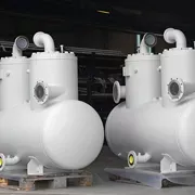 Zwei große, weiße Industriebehälter auf Paletten für den Einsatz in Anlagenbau und Verfahrenstechnik.