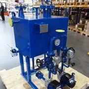 Industrielles Pumpengerät mit Ventilen, Druckanzeigen und stabiler Stahlkonstruktion.