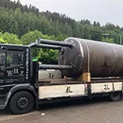 Großer zylindrischer Kessel auf LKW für den Transport zu einer Industrieanlage.