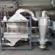 Speziell gefertigter Edelstahlbehälter mit Zyklonabscheider für industrielle Anwendungen.