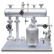 Industrielle Filter- und Pumpanlage aus Edelstahl mit Ventilen und Druckbehälter.