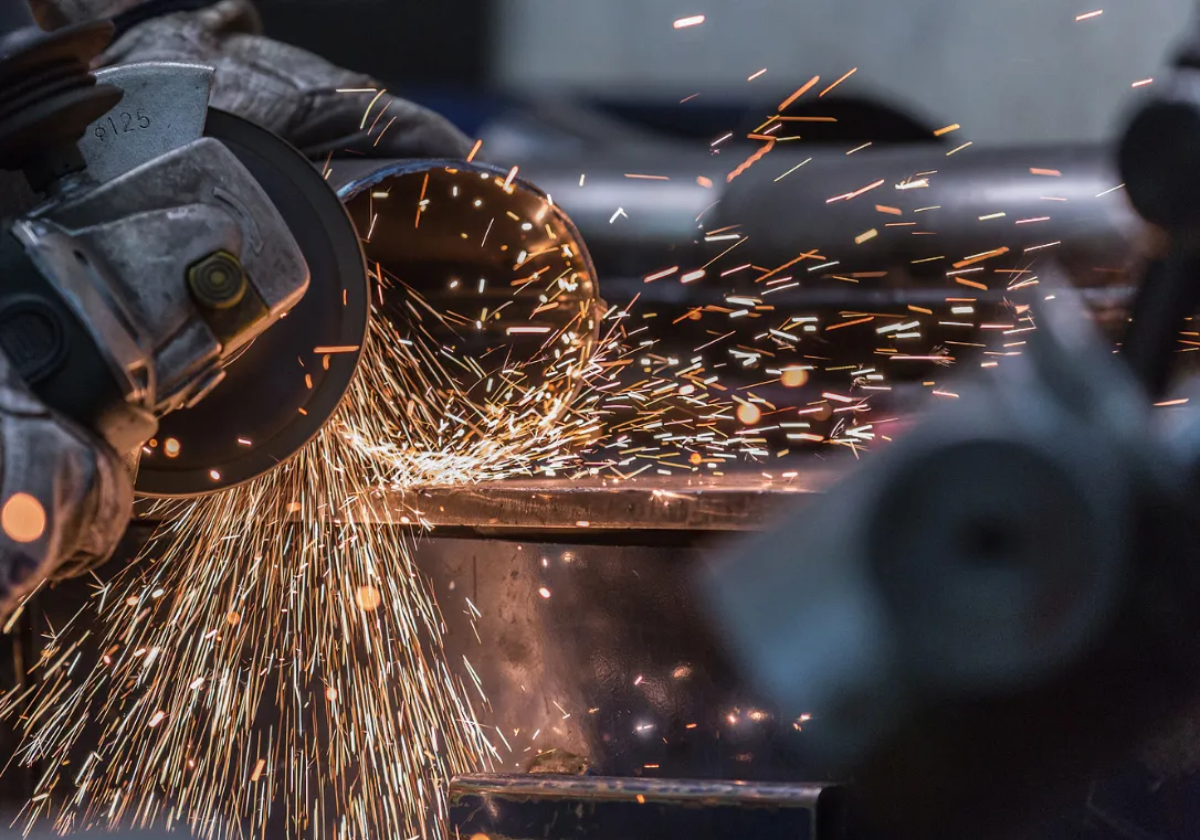 Trennschleifer im Einsatz beim Bearbeiten von Metall mit starker Funkenbildung.