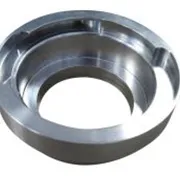 Präzise gefertigtes Metallteil mit Innenfräsungen und technischer Formgebung.