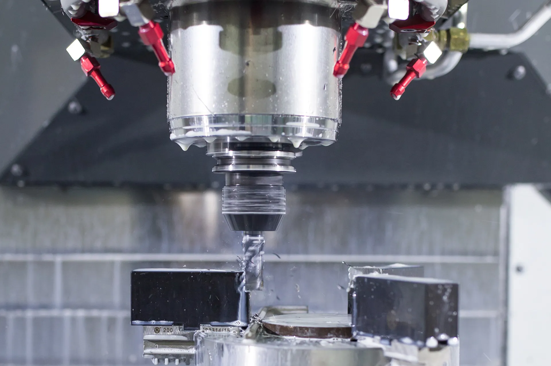 CNC-Fräse bei der Bearbeitung von Metall mit Kühlung und hoher Genauigkeit.